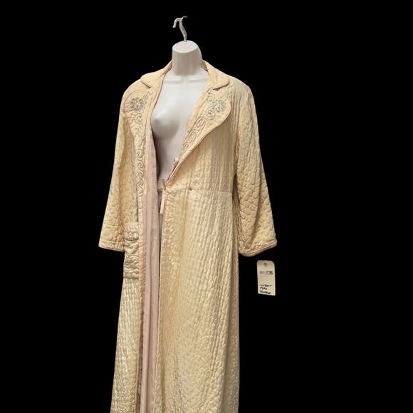 Vintage 1940s Princess Quilted Peach Satin Robe Corded Embroidered Lapel & Belt - Picture 8 of 16